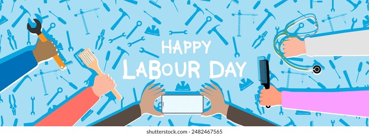 Muchas manos se levantan con diferentes símbolos laborales. Día del Trabajo.