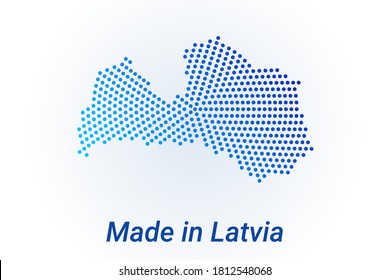 Karte von Lettland. Vektorgrafik-Logo mit Text Made in Lettland. Blauer Halbton auf Holzhintergrund. Runde Pixel. Modernes digitales Grafikdesign. hellweißer Hintergrund