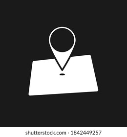 Marcadores de mapa e icono de mapa plano sobre fondo negro