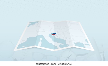 Mapa de Eslovenia con la bandera de Eslovenia en el contorno del mapa en un fondo abstracto de viaje. Ilustración de viaje.