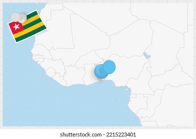 Karte von Togo mit einem eingepflasterten blauen Pin. Pinned Fahne von Togo, Vektorgrafik.
