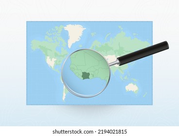 Karte der Welt mit einer Lupe an die Elfenbeinküste gerichtet, Suche mit Lupe. Vektorplan.
