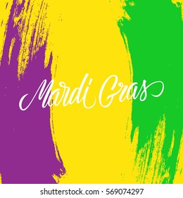 Mardi Gras kalligraphische Schriftzeichen-Designvorlage mit Pinselstrich-Hintergrund. Kreative Typografie für Feiertagsgrüße und Einladungen.  Vektorgrafik.