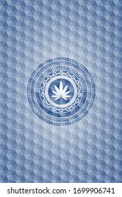 ícono de hoja de marihuana dentro del emblema azul o placa con fondo de patrón geométrico.