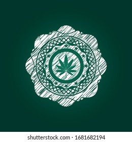 Icono de hoja de marihuana dentro del emblema de una tiza escrito en una pizarra