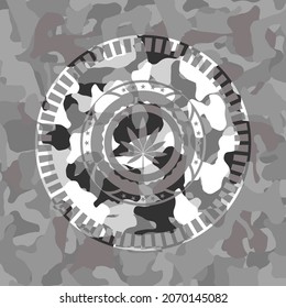ícono de la hoja de marihuana dentro del emblema camuflado gris. 