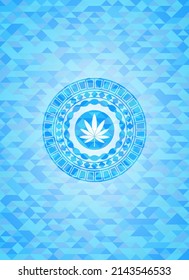 icono de la hoja de marihuana dentro del emblema azul claro con fondo de mosaico triangular. 