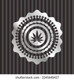 ícono de la hoja de marihuana dentro del emblema plateado. 