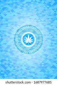 icono de hoja de marihuana dentro del emblema azul cielo con fondo de mosaico triangular