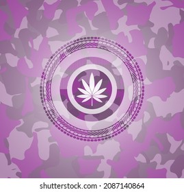 Marihuana-Blattsymbol auf rosafarbenem und violettem Camo-Muster. 