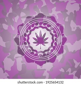 Marihuana-Blätter, Unkrautsymbol in rosa und violetter Tarnstruktur. 
