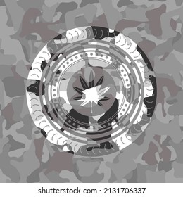 hoja de marihuana, ícono de hierba dentro del emblema de camuflaje gris. 