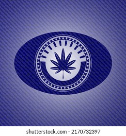 hoja de marihuana, ícono de hierba dentro del fondo del denim. 
