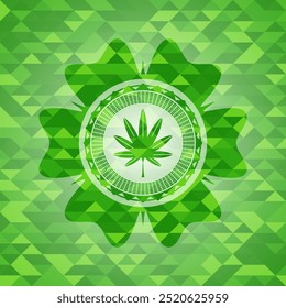 Marihuanablatt, Unkrautsymbol im grünen Emblem. Mosaikhintergrund. 