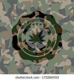 hoja de marihuana, ícono de hierba sobre textura de camo. 