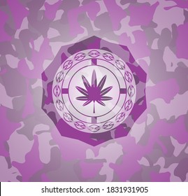 hoja de marihuana, ícono de hierba sobre patrón de camuflaje rosado. 