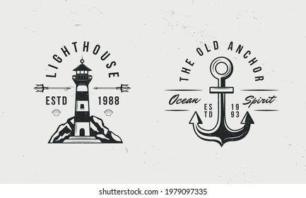 Plantillas de logotipo de Marina. Antiguo faro vintage y logo de Anchor con textura de grano y tridente. Imprimir para camisetas, tipografía. Emblemas náuticos. Ilustración del vector