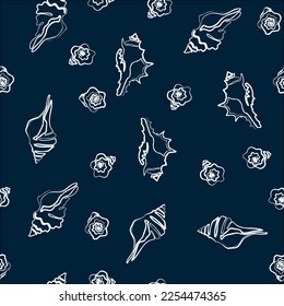Seenahtloses Muster. Eine weiße, handgezeichnete Skizze auf dunkelblauem Hintergrund. Verschiedene Muscheln, chaotisches Muster. Moderne Vektorgrafik für Hintergründe, Stoffe, Scrapbooking, Packpapier