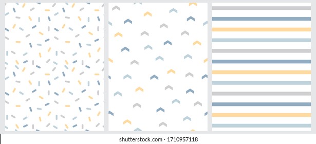 Patrones vectoriales sin mar con flechas azules, amarillas y grises, líneas cortas y rayas aisladas en un fondo blanco. Diseño Geométrico Repetible En Color Pastel Simple. Impresión con bandas recortada. 