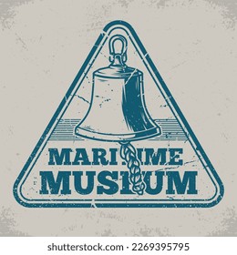 Sticker monocromo vintage del museo marítimo con campana de barco para convocar a los marineros a la cubierta para la exhibición de reliquias piratas ilustración vectorial