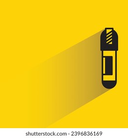 icono de lápiz de marcadores con sombra sobre fondo amarillo