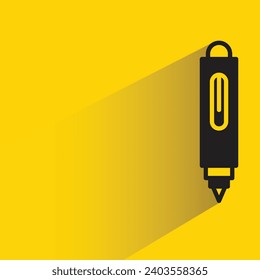 icono de lápiz de marcadores con sombra sobre fondo amarillo