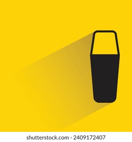 icono de lápiz de marcadores con sombra sobre fondo amarillo