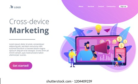 Marketer entrega anuncios con megáfono y dispositivos. Marketing entre dispositivos, análisis de marketing entre dispositivos y concepto de estrategia sobre fondo blanco. Plantilla de página web de aterrizaje violeta vibrante del sitio web.