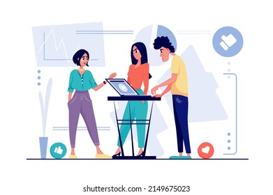 Concepto de marketing en diseño de dibujos animados planos. El hombre y la mujer crean estrategias de promoción, publicitan negocios, crean contenidos, analizan noticias, atraen clientes. Ilustración vectorial con escena de personas para web
