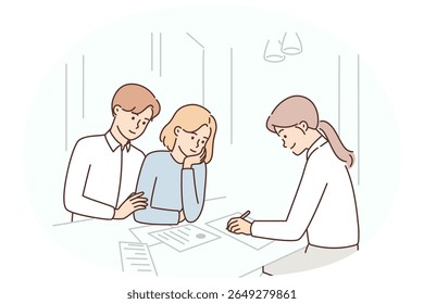 Casal casado está consultando agente de seguros ou advogado e elaborando contrato de casamento sentado no escritório. Homem e mulher consultando especialista tributário dando recomendações sobre otimização tributária