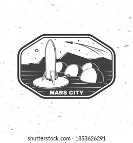 Logo de la ciudad de Marte, insignia, parche. Ilustración vectorial. Concepto de camisa, impresión, sello, superposición o plantilla. Diseño de tipografía vintage con cohetes espaciales y silueta de la ciudad de Marte.