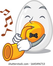 concepto de diseño de mascota de huevo hervido que toca una trompeta