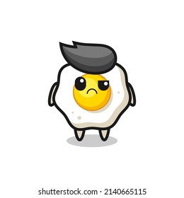 la mascota del huevo frito con cara escéptica, diseño de estilo lindo para camiseta, pegatina, elemento logo