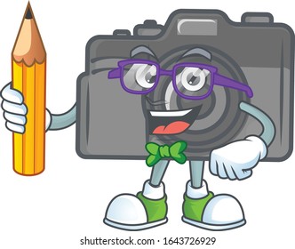 Icono de mascota del caracter de cámara digital Estudiantil sosteniendo lápiz