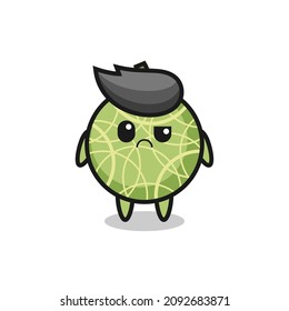la mascota de la fruta del melón con cara escéptica, diseño de estilo lindo para camiseta, pegatina, elemento logotipo