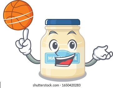 Una foto de mascota del personaje de la mayonesa jugando al baloncesto