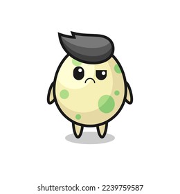 la mascota del huevo manchado con cara escéptica, diseño de estilo lindo para camiseta, pegatina, elemento logo