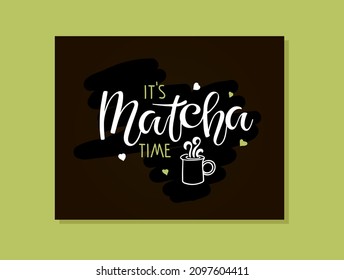Es ist Zeit für Matcha. Handgeschriebene Kalligraphie-Schrift und Hot-Drink-Skizze auf schwarzem Brett. Vektorkalligrafik-Design. Grüner Tee Matcha. Poster, Karte, Einladung, Logo für Cafés, Teegeschäfte