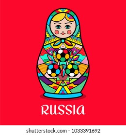 Matrioshka, símbolo mundial de Rusia con pelotas de fútbol, y texto "Rusia 2018". Vector tradicional de muñeca rusa con estampado futbolístico. Icono de Matroska sobre fondo rojo. 