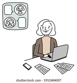 Mujer madura usando computadora conversando en línea con cliente. Feliz anciana mujer de negocios trabajando en el escritorio, comunicándose con un compañero de trabajo a través de una plataforma en línea. Se incluyen cuadros de texto en blanco y avatares de los usuarios.