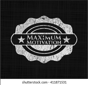 Emblema máximo de tiza de motivación escrito en una pizarra
