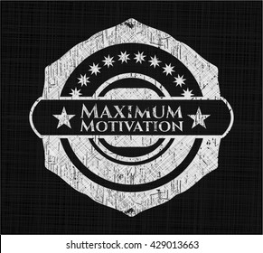 Motivación máxima escrita con textura de pizarra
