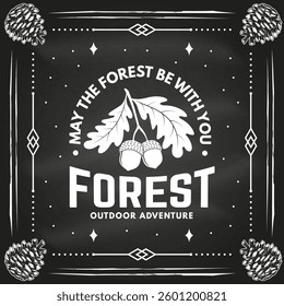 Que el bosque esté con su logo, diseño de la insignia. Concepto para camisa o logotipo, impresión, sello o camiseta con hoja de roble y bellotas en la pizarra. Aventura al aire libre del bosque. Ilustración vectorial.