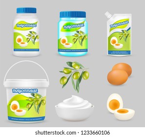 Ilustración vectorial del paquete Mayonnaise. Mayonesa en frasco de vidrio, bolsa de plástico doypack y cubo con tapas, salsa en cuenco, huevos, aceitunas. Embalaje de productos alimentarios con un juego de maquetas.