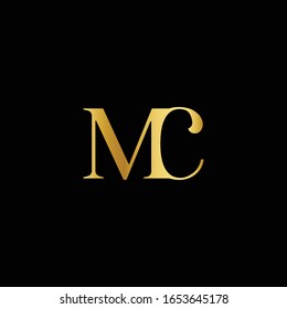 MC Circular Letter Logo Design und schwarzer Hintergrund.