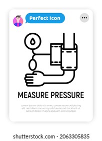 Messen Sie den Druck dünnen Linie Symbol, Tonometer auf der Hand. Moderne Vektorgrafik medizinischer Verfahren.
