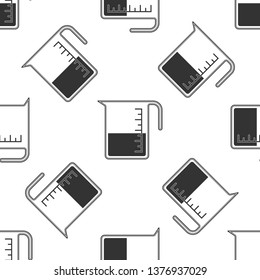 Measuring cup to measure dry and liquid food icon isolated seamless pattern on white background. Plastic graduated beaker with handle. Flat design. Vector Illustration
