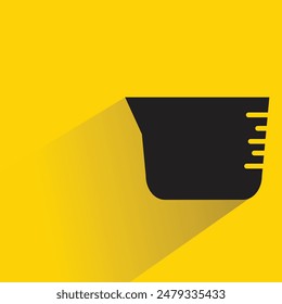 Messbecher mit Schatten auf gelbem Hintergrund