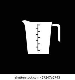 Icono de Vector de la taza de medición. Ilustración de silueta blanca de una jarra de cocina con marcas de escala. Símbolo de vaso plano aislado sobre fondo negro para cocinar, hornear o diseño químico