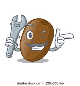 Mechanic kiwifruit is placed on mascot plate